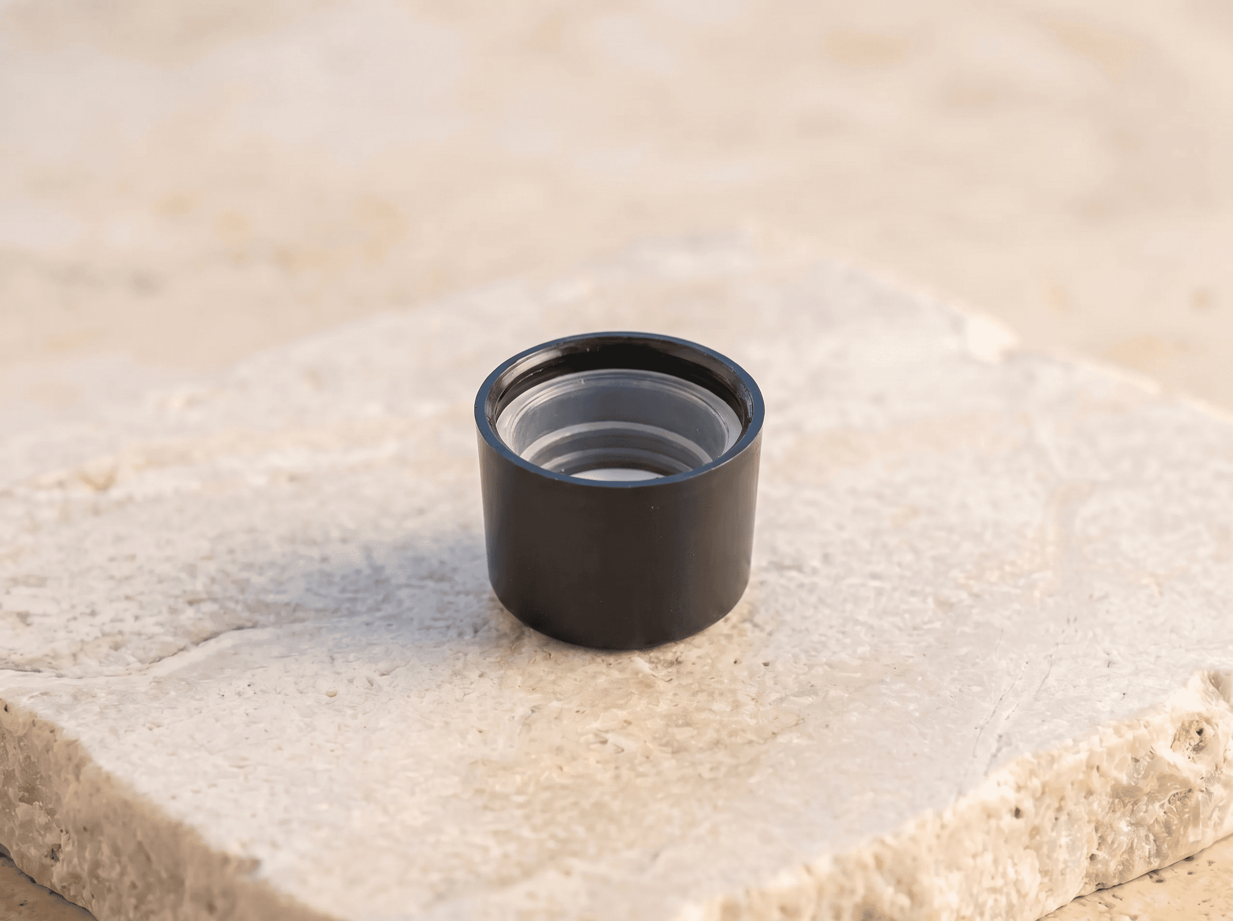 Black 22 mm CR cap, Black, bought together with glass tubes ML-GPR-22x120mm Front three-quarter hero white scenery product image